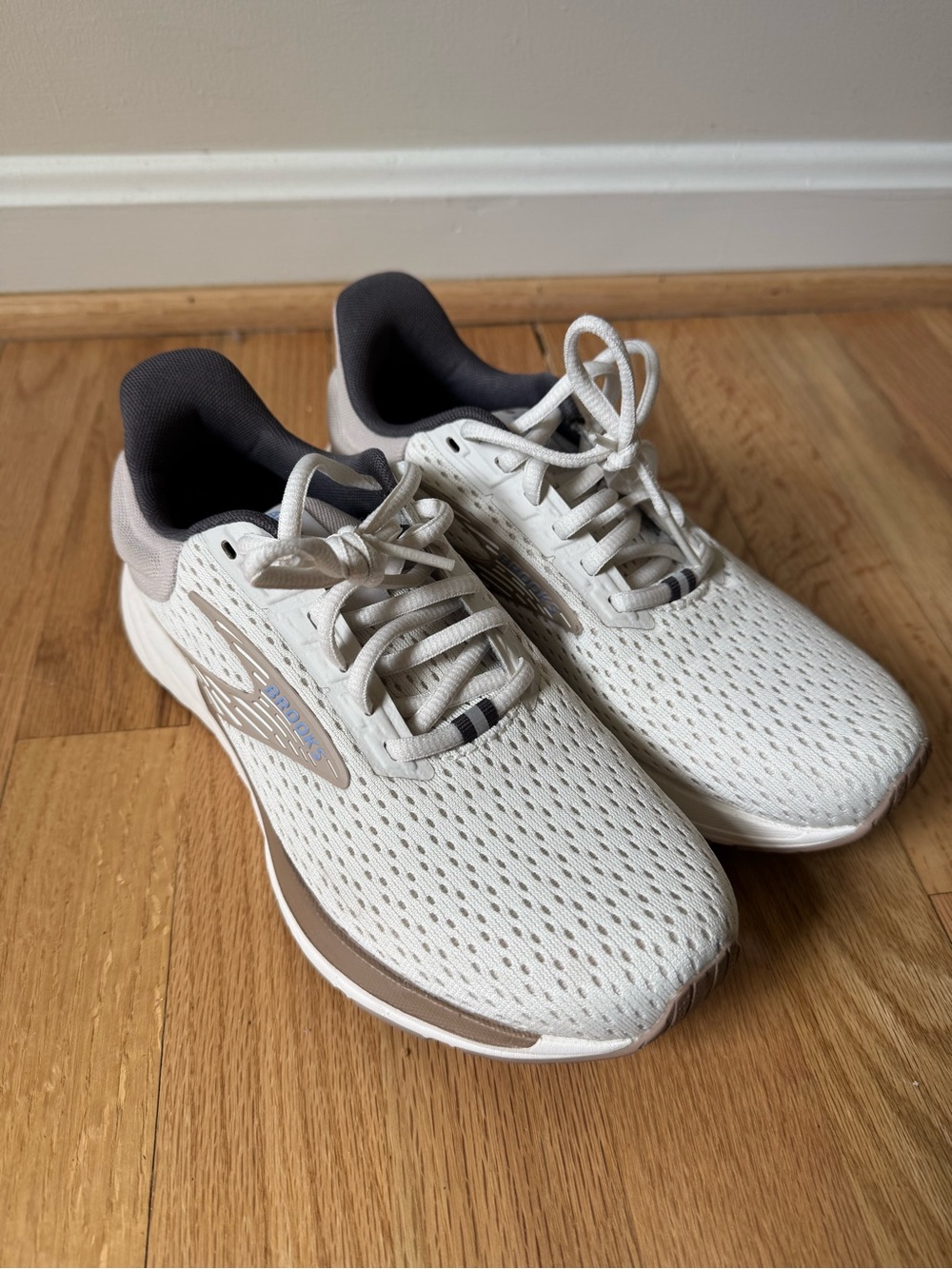 Brooks Women's Anthem 6 Athletic Running Shoes - Picture 4 of 7